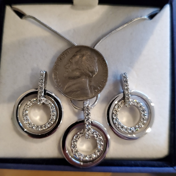 Swarovski earrings and pendant set - Picture 5 of 6